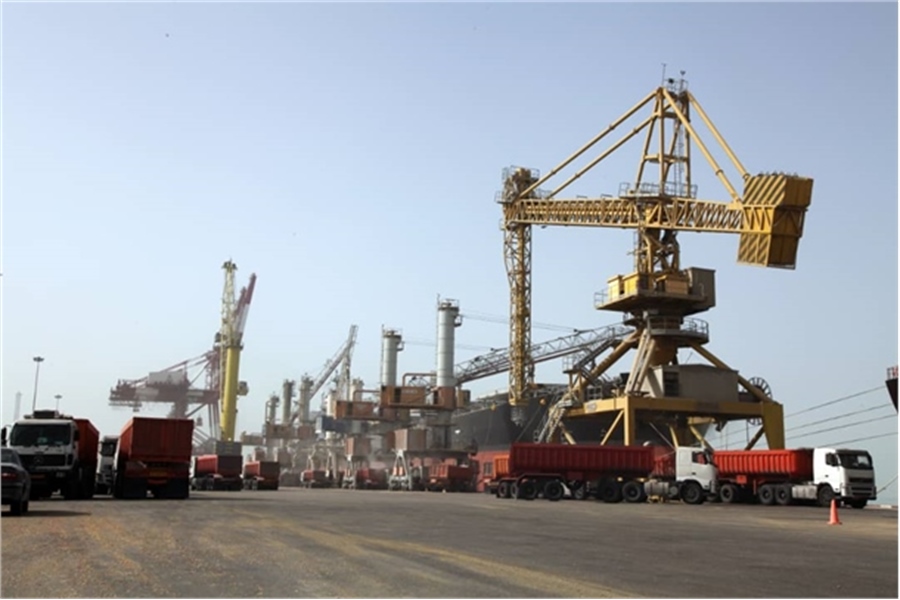 The unloading of basic commodities in Imam Khomeini Port exceeded 8 million and 700 thousand tons
