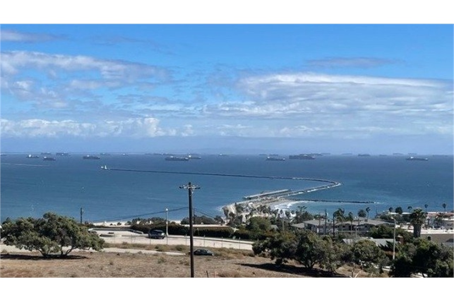 New Record: 100 Vessels Are Waiting to Berth at LA / Long Beach