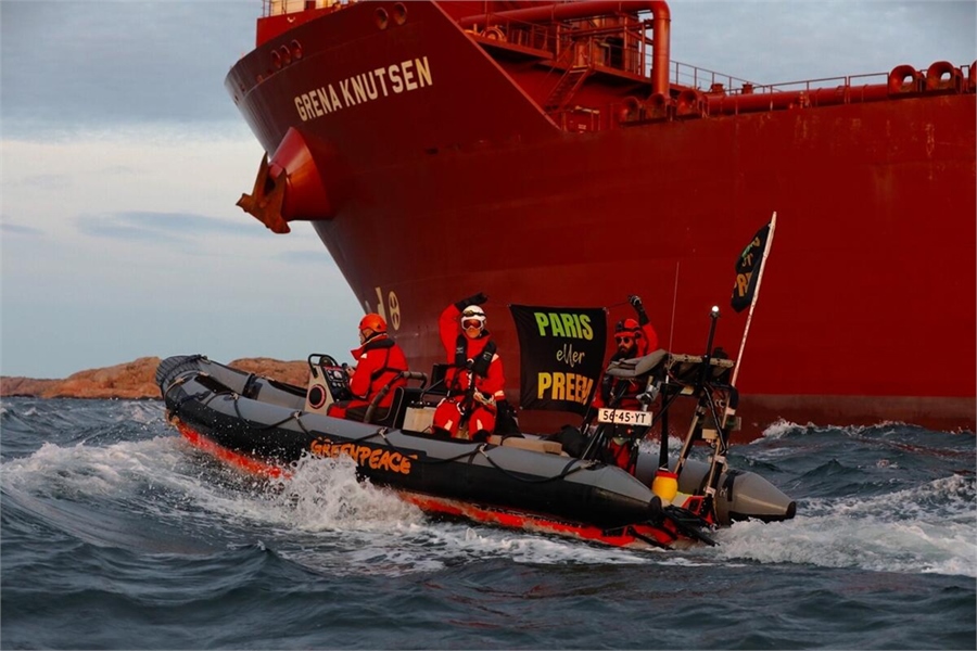 Greenpeace Blocks Swedish Harbor to Protest Oil Refinery Expansion