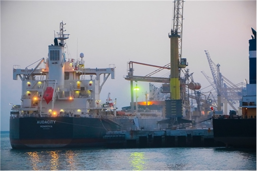 65% increase in the unloading of basic commodities through Shahid Rajaei port