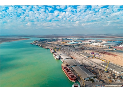 Simultaneous operation of unloading and loading of 71250 tons oil vessels in Emam Khomeini port