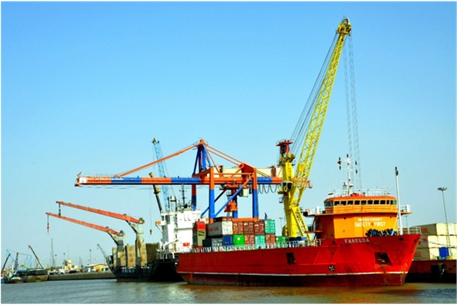 Port operations for 2 million and 592 thousand tons of goods in Khorramshahr port